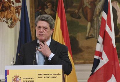 El embajador de Espa&ntilde;a en el Reino Unido, Federico Trillo, durante la rueda de prensa en la que anunci&oacute; que dejaba su cargo. 