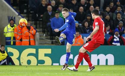 Vardy dispara para marcar el primer gol desde fuera del &aacute;rea.