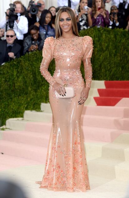 No solo Kim kardashian es la reina del látex. Beyoncé mostró su esbelta figura enfundada en un vestido de Givenchy diseñado por Riccardo Tisci en la pasada gala del Met en Nueva York.