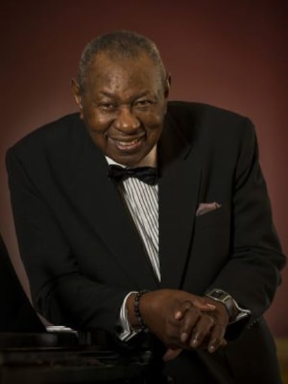 El vocalista Freddy Cole, hermano de Nat King Cole.