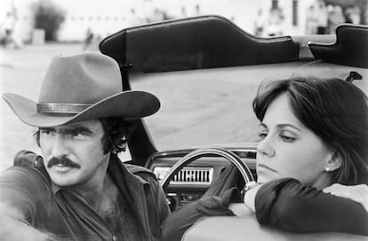 Burt Reynolds y Sally Field, en un fotograma de 'Los caraduras'.