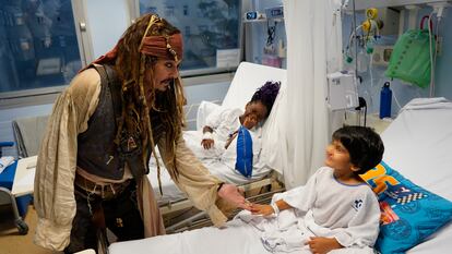 Johnny Depp, durante su visita al hospital Donostia el 26 de septiembre de 2024.