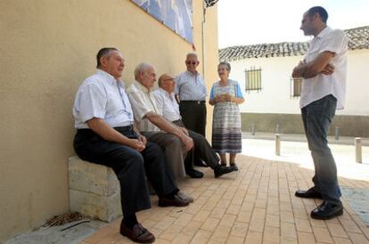 Reunión de jubilados, ayer en la plaza Mayor de Los Santos de la Humosa.