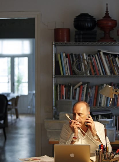 El creador Chus Burés acostumbra a empezar la jornada a las cinco de la mañana, su "hora más dulce", en su domicilio-estudio. 
Foto Luis Magán