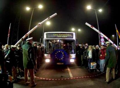 Un autobús público en un control fronterizo entre Alemania y Polonia, el pasado 21 de diciembre.