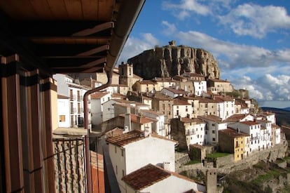 El pueblo de Ares custodiado por los restos del antiguo castillo templario sobre la muela.