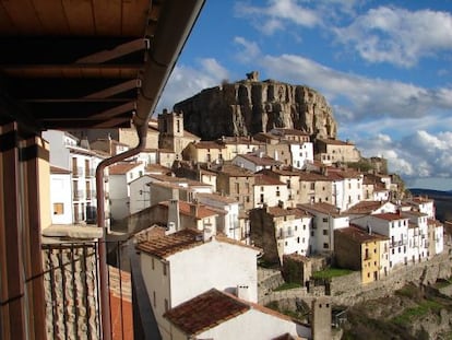 El pueblo de Ares custodiado por los restos del antiguo castillo templario sobre la muela.