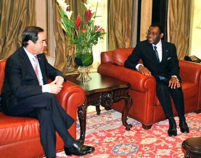 Imagen facilitada por la Oficina de Informacion y Prensa de Guinea Ecuatorial del presidente del Congreso, José Bono (i), durante la reunión que ha mantenido hoy con el presidente de Guinea Ecuatorial, Teodoro Obiang Nguema (d), en Malabo.