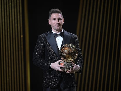 29-11-2021 Leo Messi posa con su Balón de Oro de 2021.