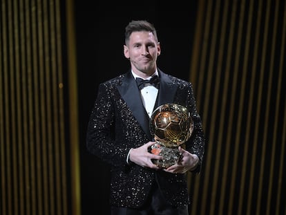 Leo Messi posa con su Balón de Oro.