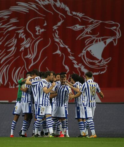 Oyarzabal celebra con sus compañeros el gol conseguido de penalti al Atlhetic en la final de la Copa del Rey se ha disputado el el Estadio de la Cartuja de Sevilla.