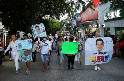 Manifestantes exigen justicia por el asesinato de Alejandro Arcos, el 15 de noviembre en Chilpancingo. 