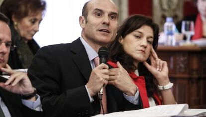 El concejal, Juan Seva, junto a la portavoz del PP en un pleno municipal.