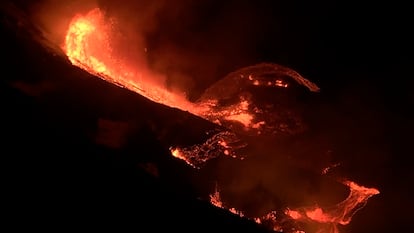 Imagen del cráter del volcán Kilauea en plena erupción desde este domingo en Isla Grande, Hawái.