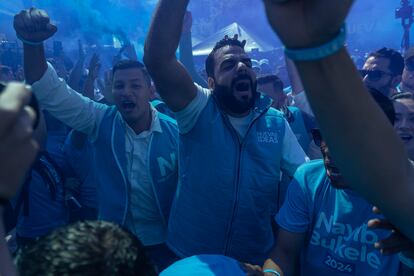 Xavier Zablah Bukele, dirigente del partido del presidente, Nuevas Ideas, llega al centro de votación en la Avenida Villa Olímpica en San Salvador. Se espera que Nayib Bukele llegue a votar a este sitio más tarde.