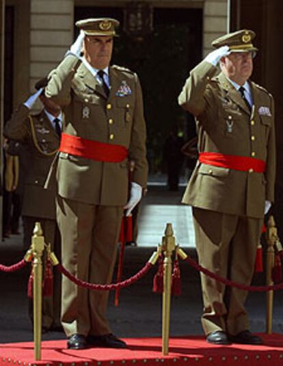 El general Luis Alejandre (izquierda), en la toma de posesión de su sucesor, el general José Antonio García, en el Cuartel General del Ejército.