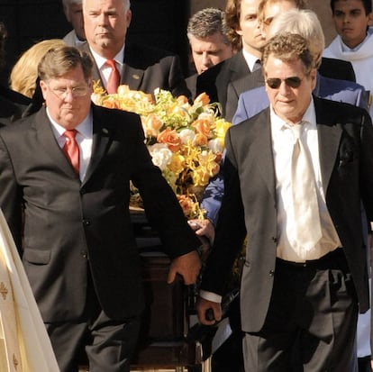 Ryan O'Neal (a la derecha), en el entierro de Farrah Fawcett en 2009.