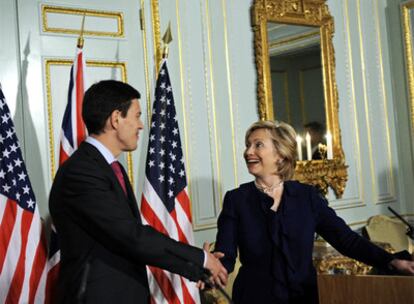 David Milliband saluda a Hillary Clinton tras una conferencia de prensa conjunta ayer en Londres.