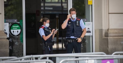 Dos Mossos d'Esquadra controlan la entrada de la Estación de Tren de Lleida, capital de la comarca del Segrià, en Lleida, Catalunya (España).