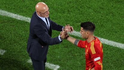 Cologne (Germany), 30/06/2024.- Alvaro Morata of Spain (R) shakes hands with his head coach Luis de la Fuente during the UEFA EURO 2024 Round of 16 soccer match between Spain and Georgia, in Cologne, Germany, 30 June 2024. (Alemania, España, Colonia) EFE/EPA/MOHAMED MESSARA
