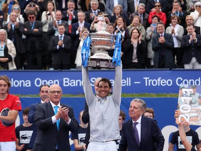 Nadal eleva el trofeo de campeón del Godó, este domingo en Barcelona.