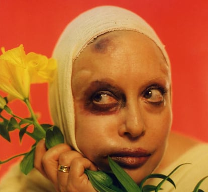 Orlan bajo el objetivo de la Polaroid de Fabrice Lévêque en 1997.