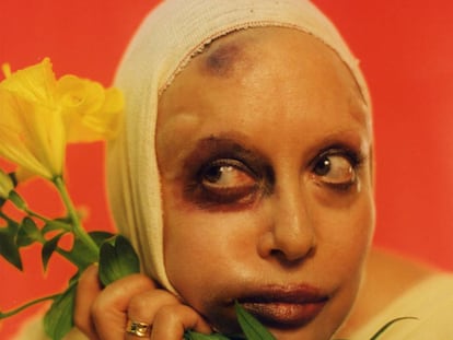 Orlan bajo el objetivo de la Polaroid de Fabrice Lévêque en 1997.