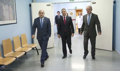 El 'lehendakari' Urkullu recorre uno de los pasillos del Hospital Donostia.