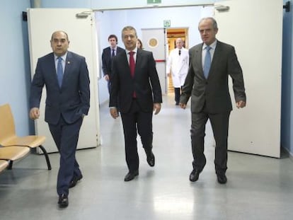 El 'lehendakari' Urkullu recorre uno de los pasillos del Hospital Donostia.