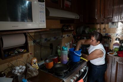 Una mujer lava trastes en Ciudad de México, en una imagen de archivo.