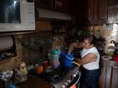 Una mujer lava trastes en Ciudad de México, en una imagen de archivo.