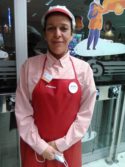 Lidia Anglada Vázquez durante un turno de trabajo en una tienda de Consum.