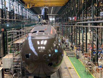 El submarino S-81 'Isaac Peral' en el astillero público Navantia en Cartagena (Murcia).