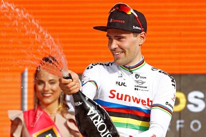 El ciclista holandés Tom Dumoulin del equipo Sunweb celebra en el podio después de ganar la 1ª etapa del 101° Giro de Italia, el 4 de mayo de 2018, una contrarreloj individual de 9,7 kilómetros en Jerusalén. 