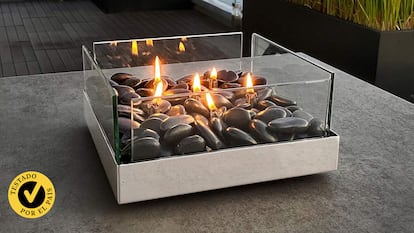 Artículo de EL PAÍS Escaparate sobre chimeneas de mesa.