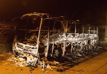 Un autobús escolar arrasat pel foc a la localitat de Chandebrito, on han mort dues persones atrapades al seu vehicle.