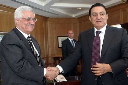 El presidente de la Autoridad Nacional Palestina, Mahmud Abbas, saluda al presidente egipcio tras su llegada al balneario del Mar Rojo donde se realiza el encuentro histórico.