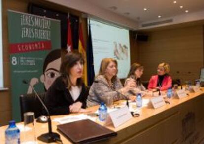 Nuria Vilanova, presidenta de Inforpress; Elvira Rodríguez, presidenta de la CNMV; Laura Ruiz de Galarreta, directora general de la Mujer de la Comunidad de Madrid, y Nuria Chinchilla, catedrática del IESE, durante la presentación del informe.