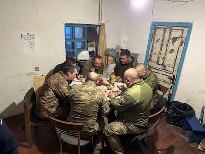 Un grupo de soldados alojados en la casa de Román come la comida preparada por su mujer, Yulia, el 5 de marzo.