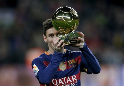 Lionel Messi levanta el Balón de Oro conseguido en el 2015, en el Camp Nou.Este sería el último año de fusión del premio FIFA Balón de Oro.