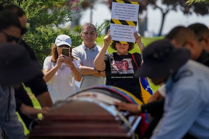 Familiares y amigos de Ojeda en su funeral, el 8 de marzo de 2024.