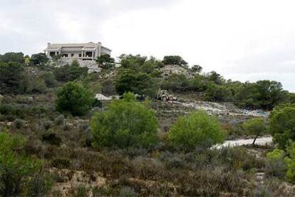 Casa ilegal construida sobre un monte protegido en San Miguel de las Salinas.