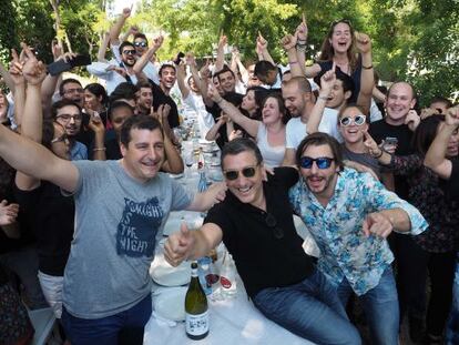 Josep, Joan y Jordi Roca celebran el triunfo a su llegada al restaurante en Girona.