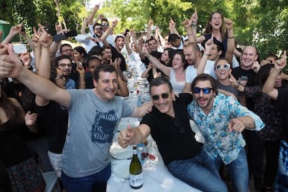 Josep, Joan y Jordi Roca celebran el triunfo a su llegada al restaurante en Girona.