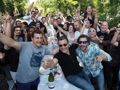 Josep, Joan i Jordi Roca celebren el triomf en arribar al restaurant a Girona.