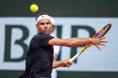 Nadal, durante un entrenamiento en la Chatrier.