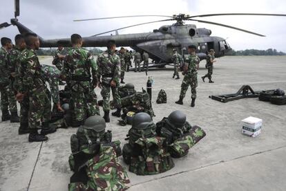 Diversos soldats preparen la recerca de les restes de l'avió estavellat.