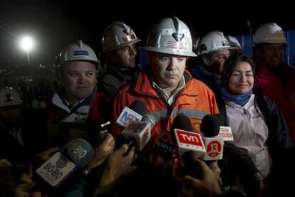 André Sougarret, jefe de los equipos de rescate, se dirige a los medios de comunicación.