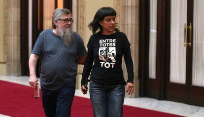 ELs diputats Joan Garriga i Anna Gabriel, ahir al Parlament.