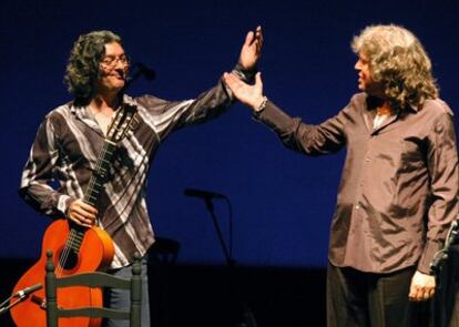 Imagen de archivo datada en 2006 del guitarrista jerezano fallecido hoy (en la izquierda de la imagen) y el cantaor al que solía acompañar.